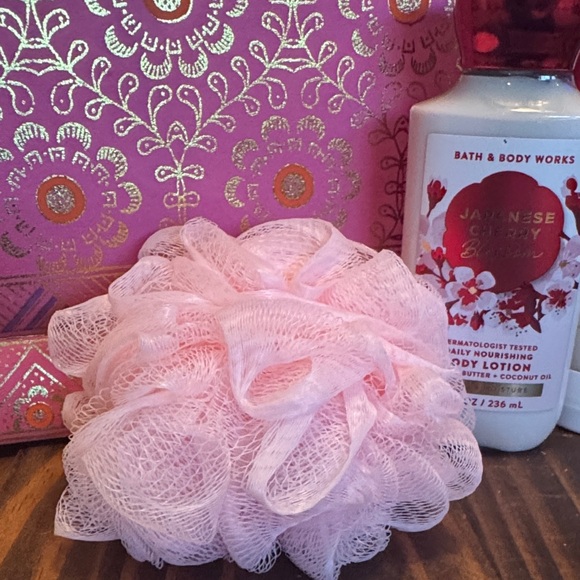 Bath & Body Works Japanese Cherry Blossom Trio - Red & White - Picture 6 of 9